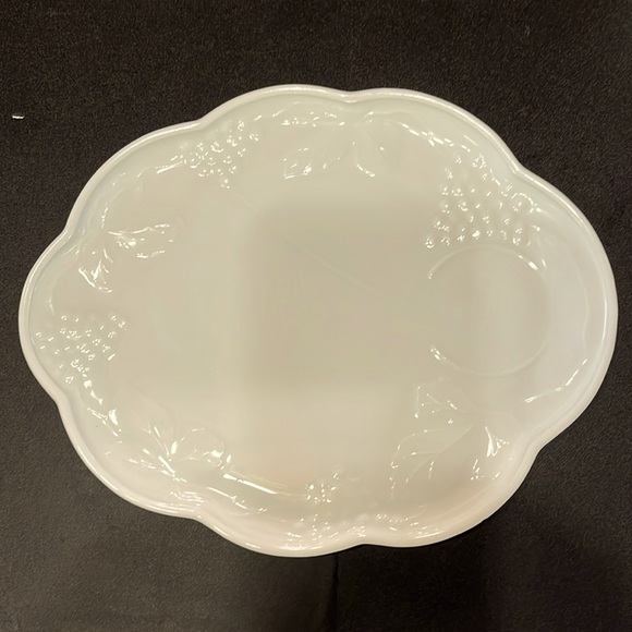 Vintage Indiana Colony Harvest Grape Milk Glass Snack Set Plate Set of 4 - Picture 5 of 7